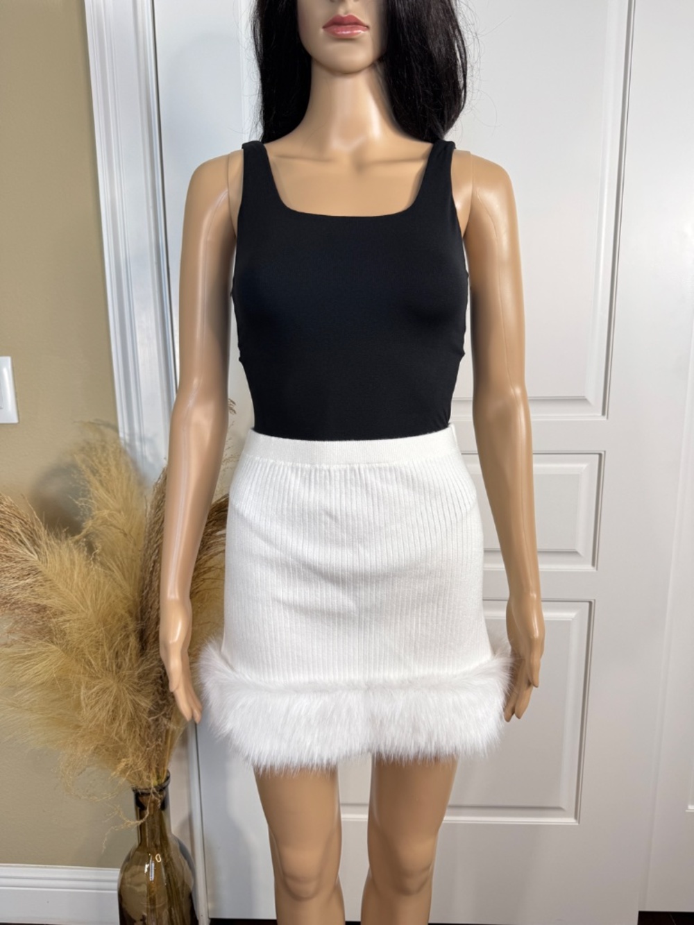 FAUX FUR TRIM RIBBED MINI SKIRT IN WHITR SIZE MEDIUM - NWT - Picture 3 of 16